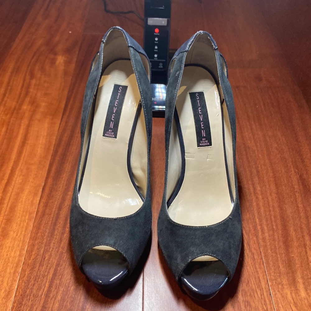 Steven by Steve Madden, size 9, grey, 4” heel.